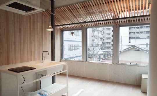 木がふんだんにあしらわれた、落ち着くデザイナーズ。