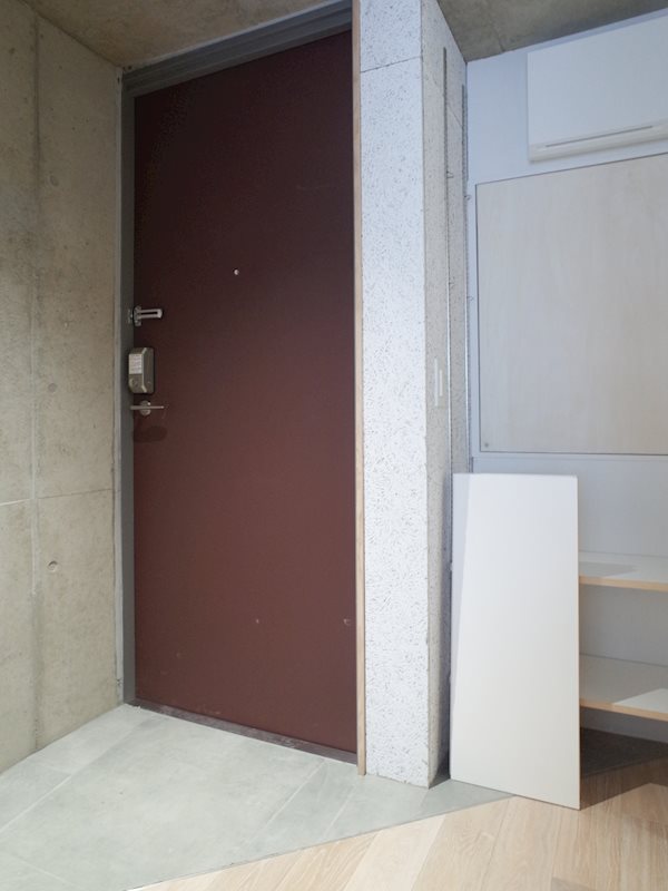 このお部屋ではアクセントカラーになる、玄関ドアの色。