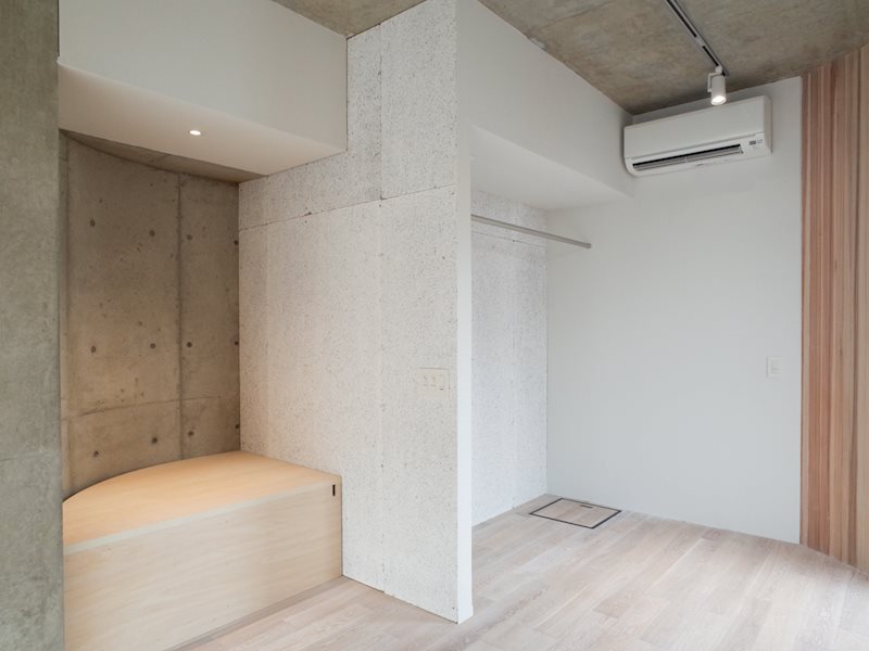 ベンチのお隣はオープンタイプの収納です。