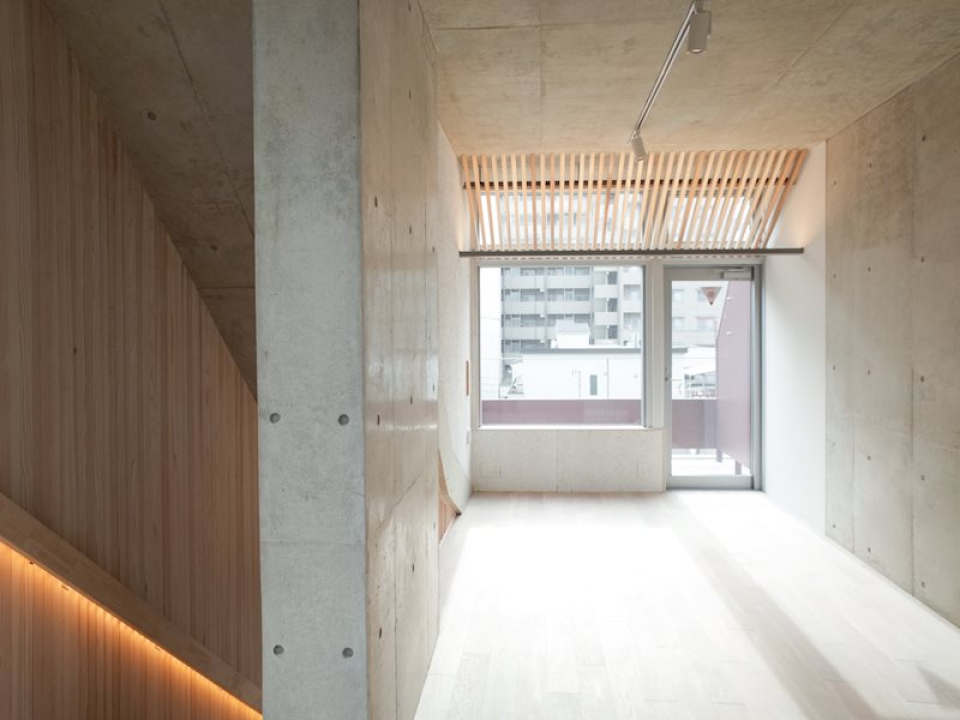 バルコニー側の窓から、お部屋中に光が広がります。