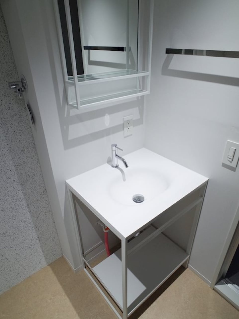 パウダールームはキリッとホワイトな空間。