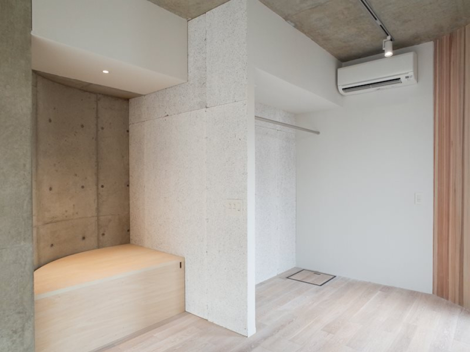 ベンチのお隣はオープンタイプの収納です。