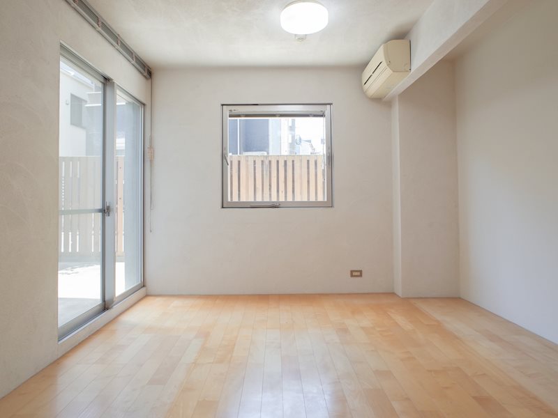 テラスに囲まれた洋室。