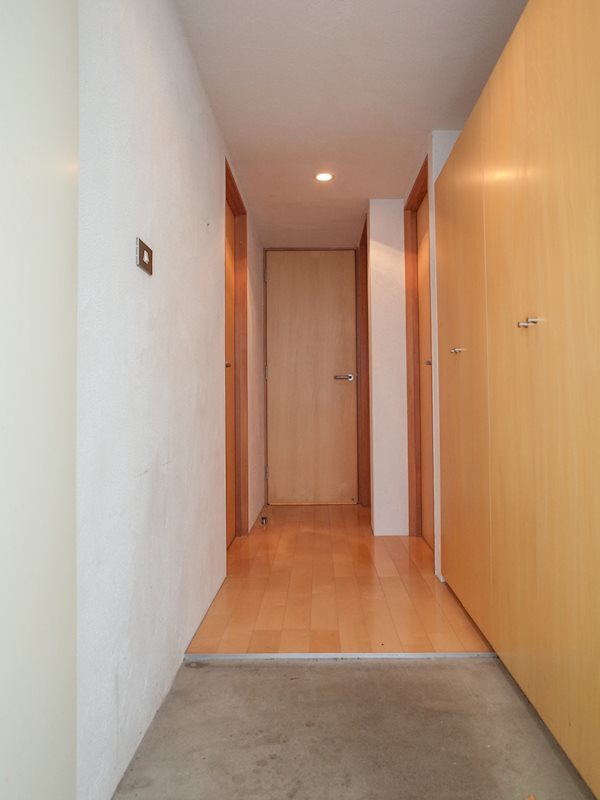 廊下を中央にして、右手に洋室・左手にLDKです。