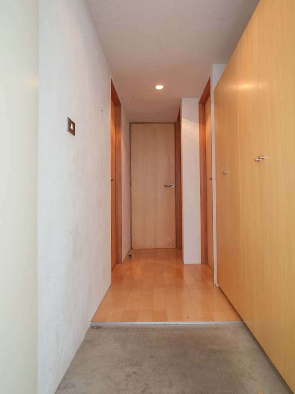 廊下を中央にして、右手に洋室・左手にLDKです。