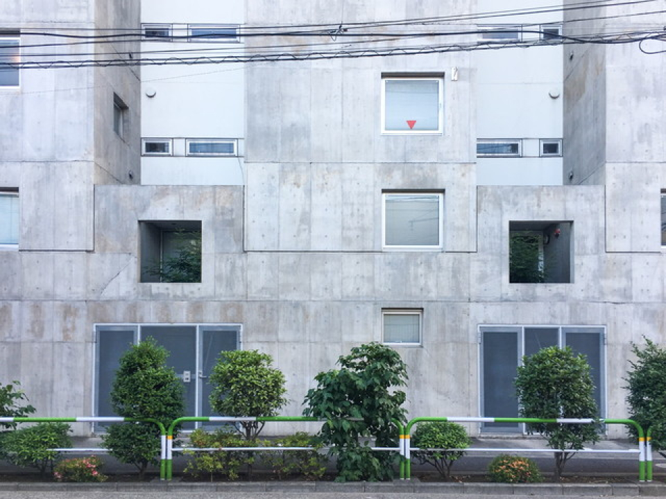 木の柵がない部分だけを見ると、要塞のようなどっしりとした存在感です。