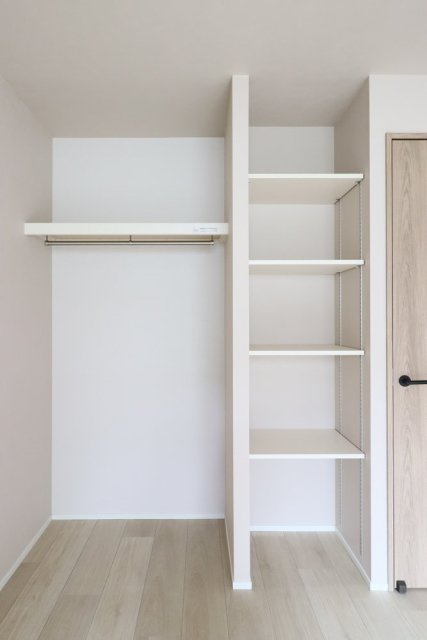 カバンや帽子を並べたり、本棚みたいにしても便利そう。