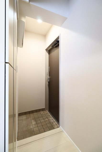 玄関からはお部屋が丸見えにならない角度。