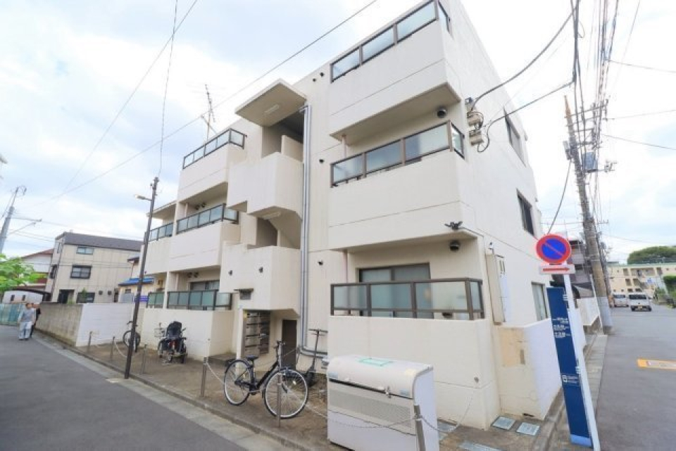 道の角に位置する、可愛い四角い建物です。