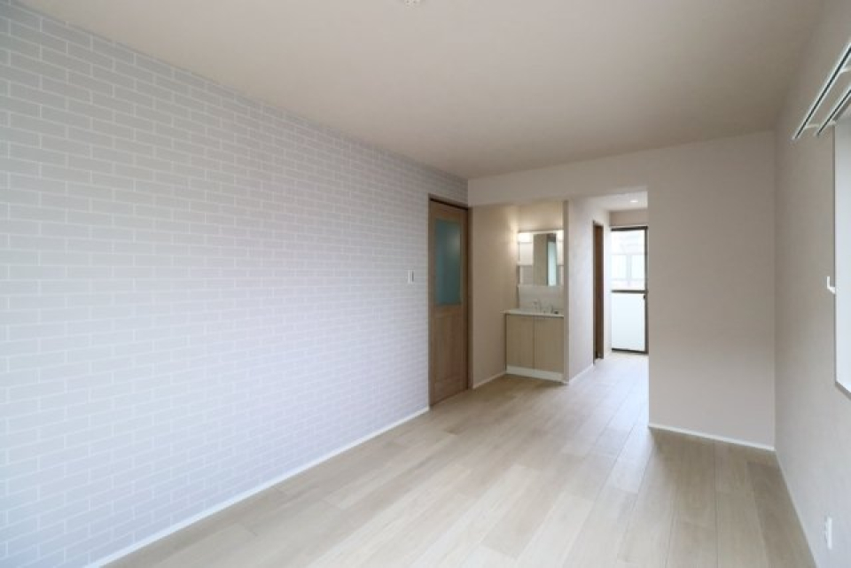 細長いLDKは、両側に窓があるので明るい＆換気面もgood◎