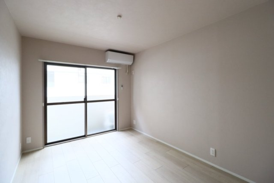 お隣の洋室にも、バルコニーに続く大きな窓が。