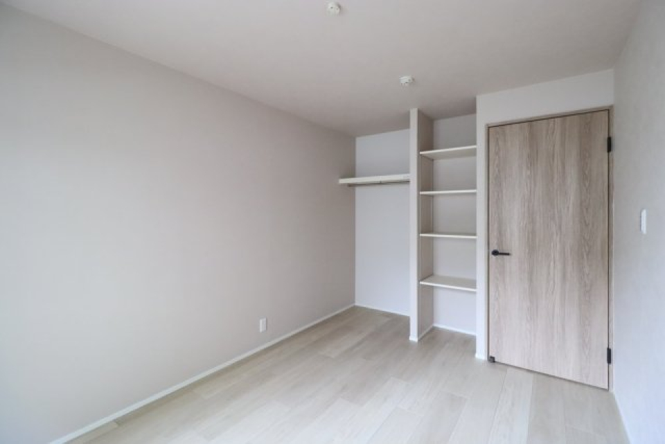 入り口側にはオープン収納がありました！