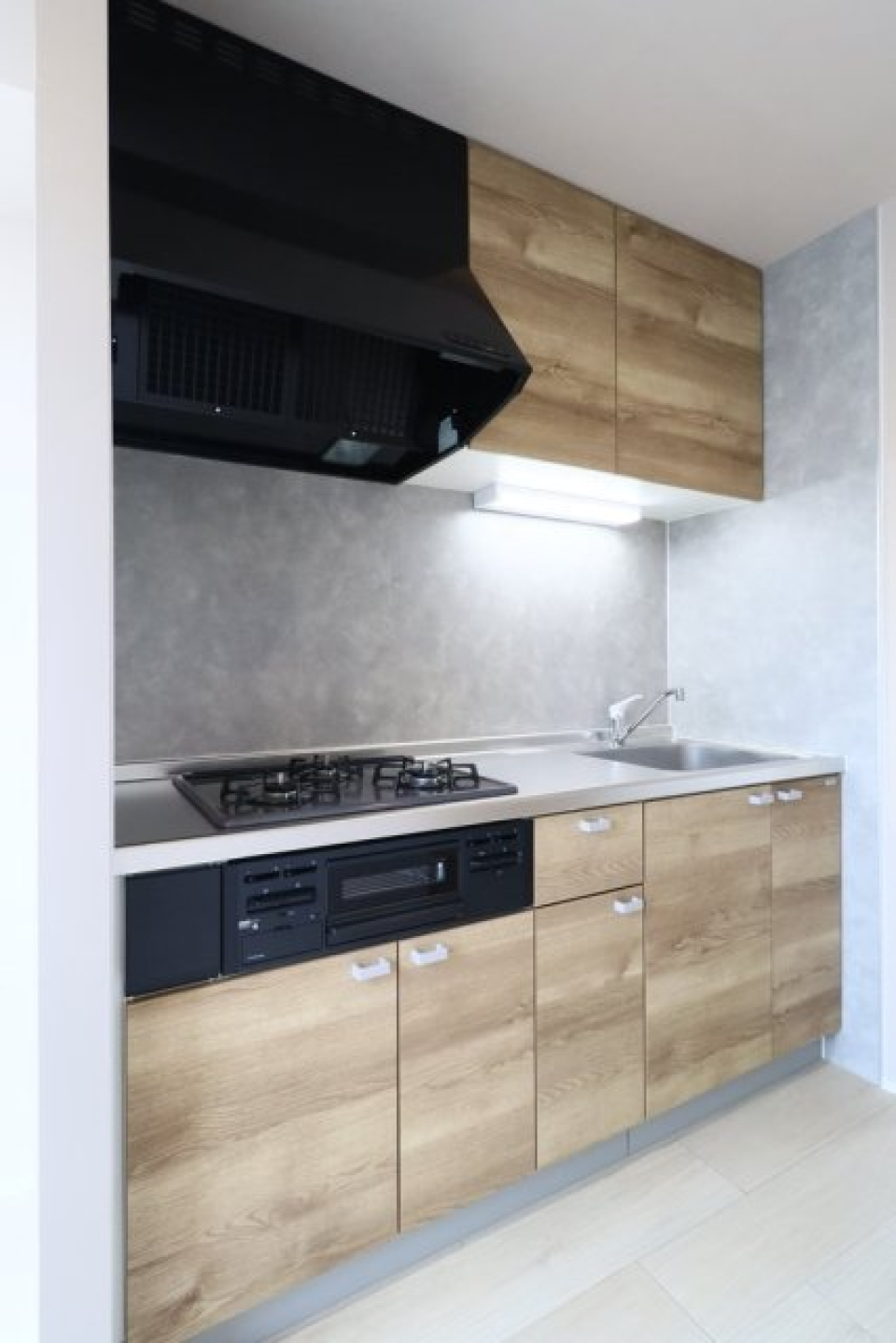 キッチンはウッド調が可愛いワイドサイズ。