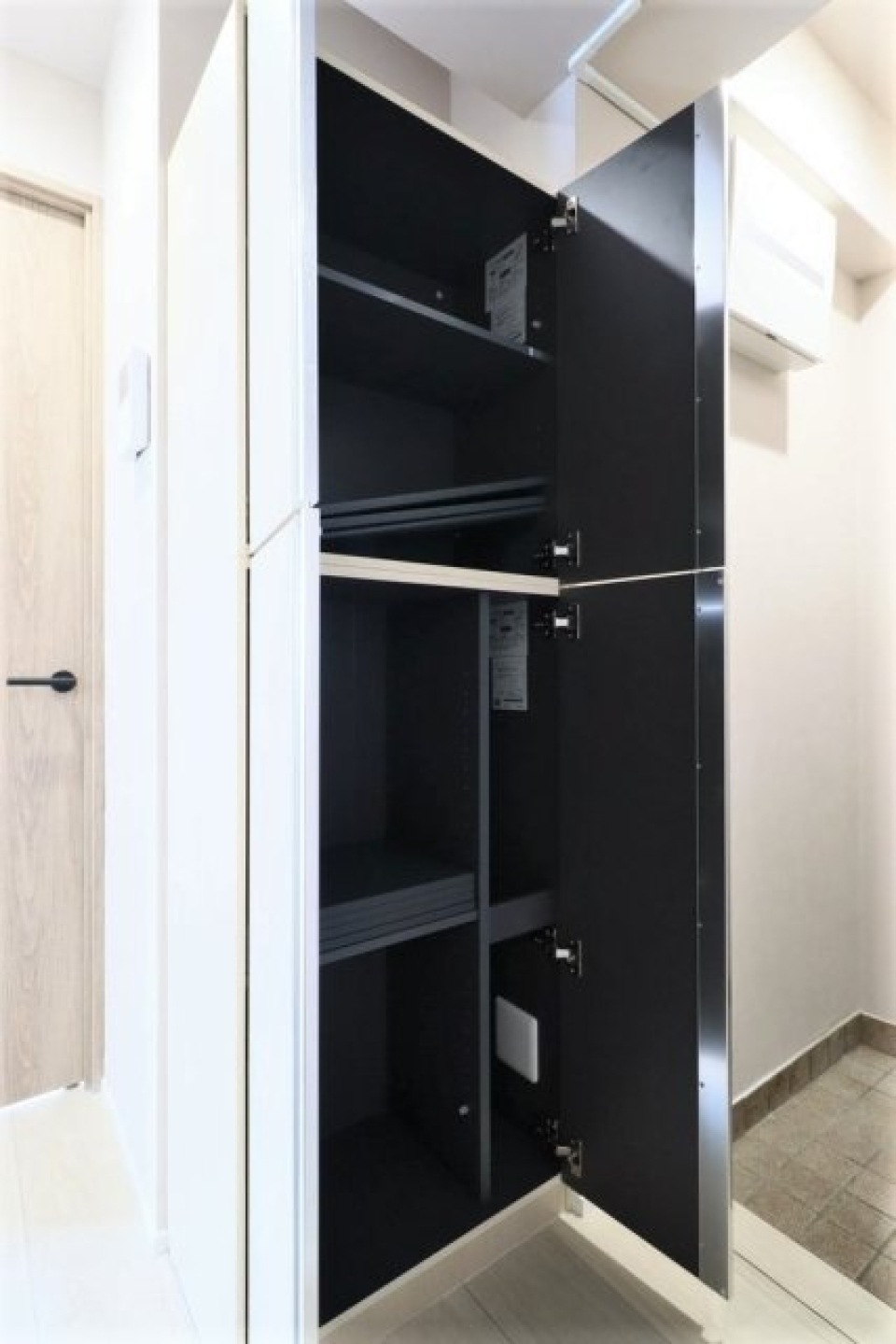 靴だけでなく、お散歩グッズも入りそうです。