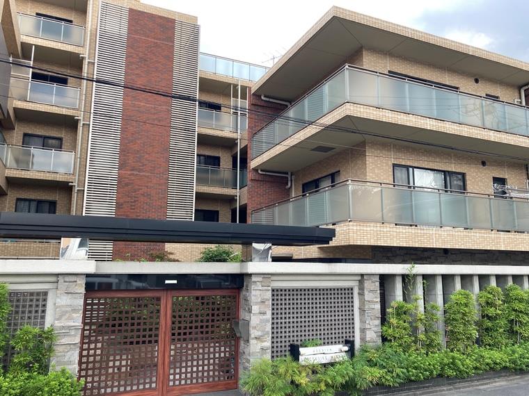 外観もひときわ目を引く重厚感です。