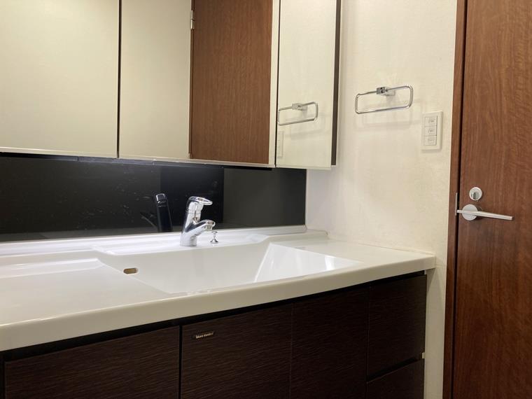 身支度が楽しくなりそうなパウダールーム。