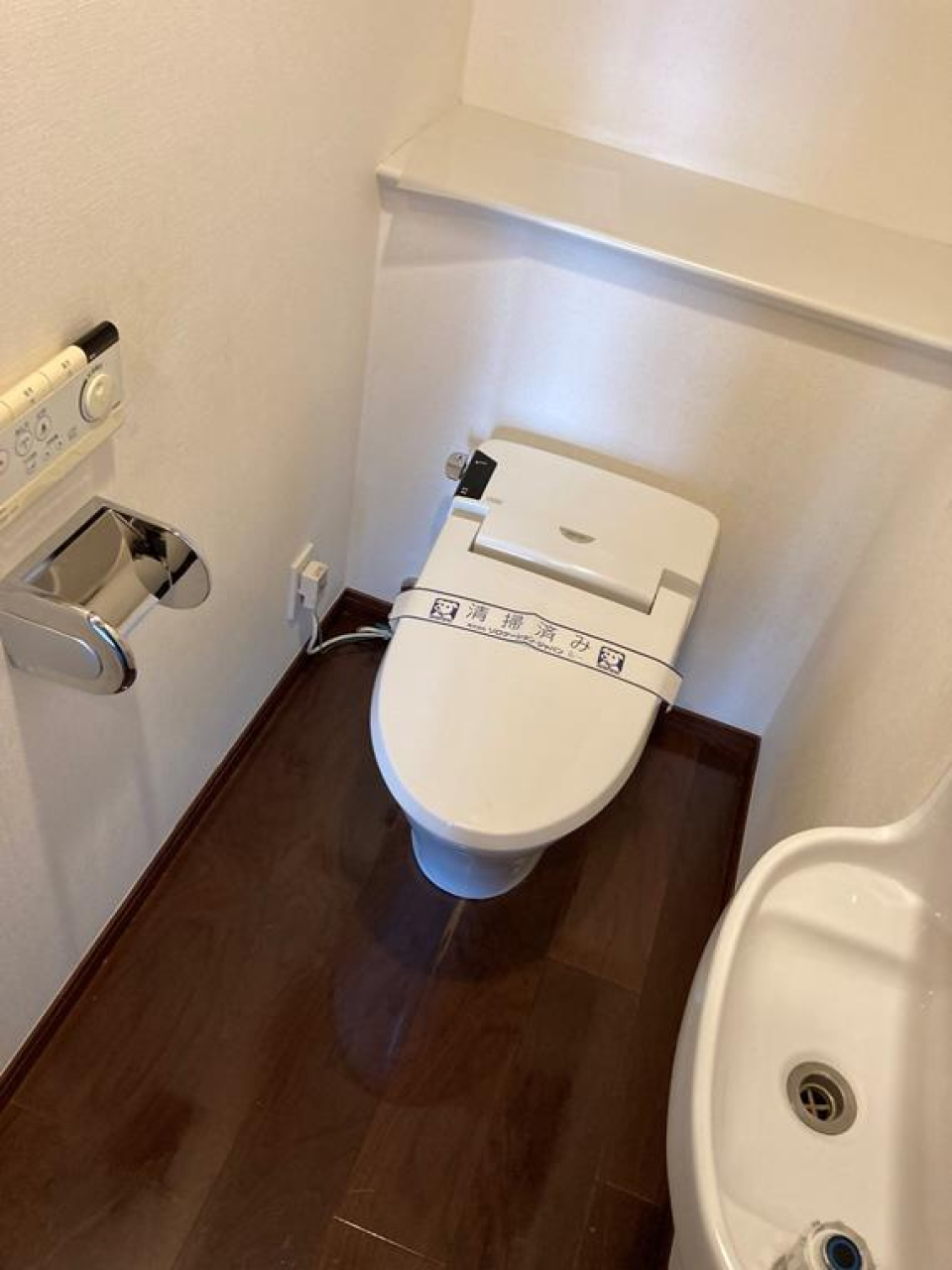 トイレも専用手洗い付きの個室です。