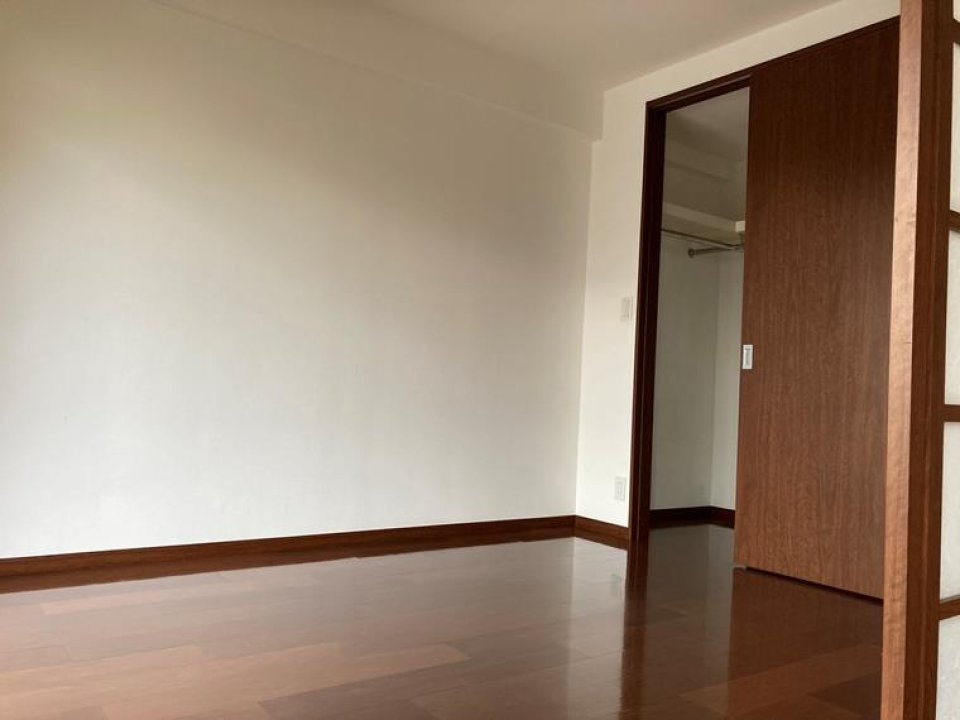 玄関側の洋室には個別のWICがありますが…