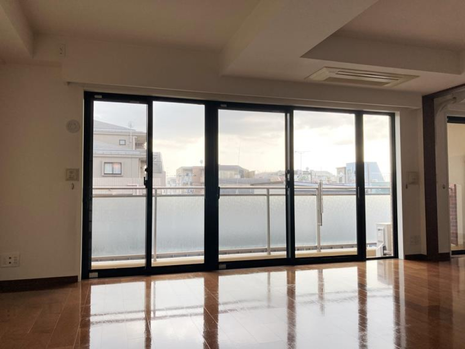 リビングの大きな窓が気持ち良い。