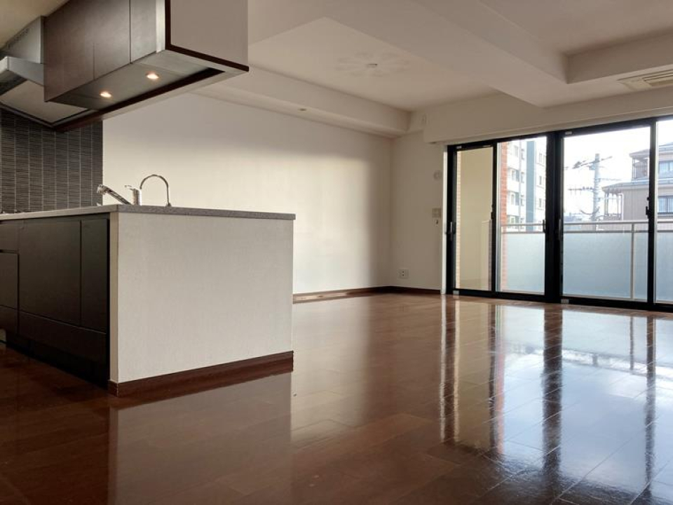 重厚感のある家具も重くなりすぎず似合いそうです。