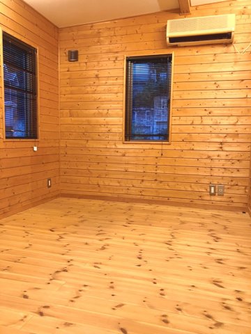 2階の洋室もこの通り。木に囲まれて眠る幸せ&hellip;