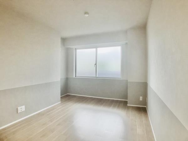 洋室は、キングベッドもゆとりをもって配置できる広さ。