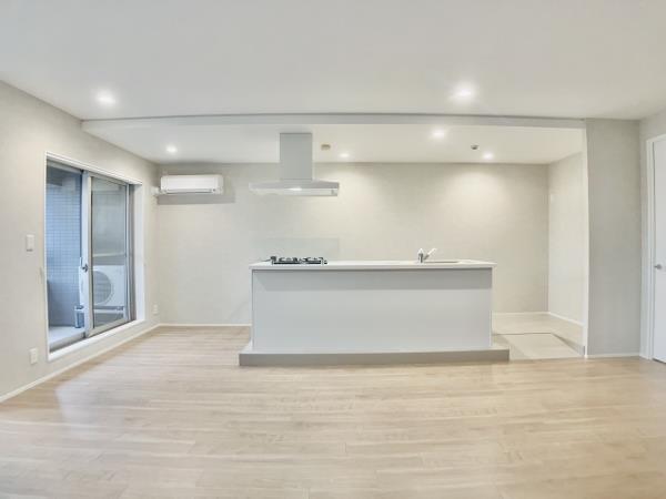 真っ白なアイランドキッチンもお部屋によく似合っています。