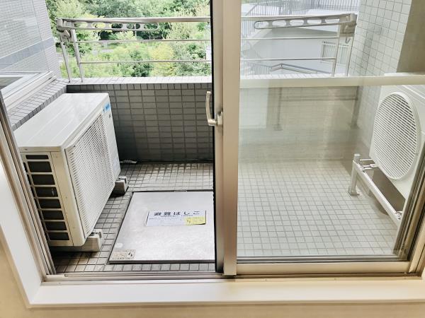 バルコニーは小さめですが、奥行きがあります。