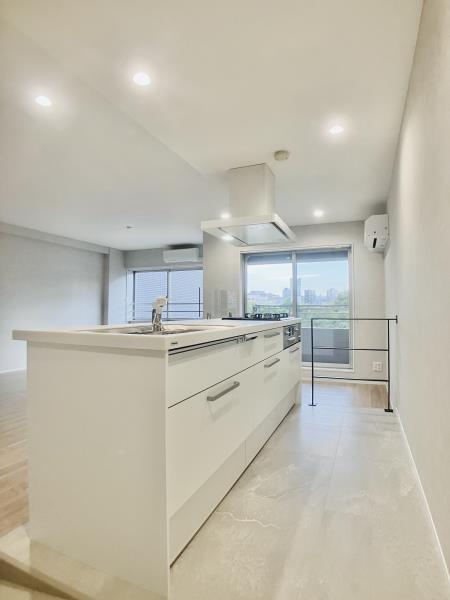 広さがあるので、二人並んでお料理できそう。