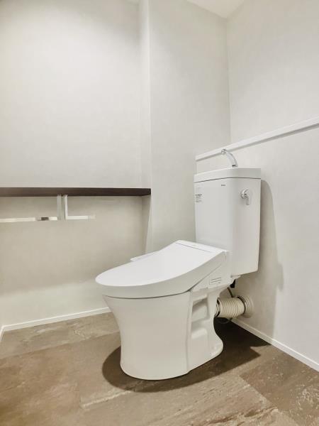 トイレも同じトーンの上品な色使い。