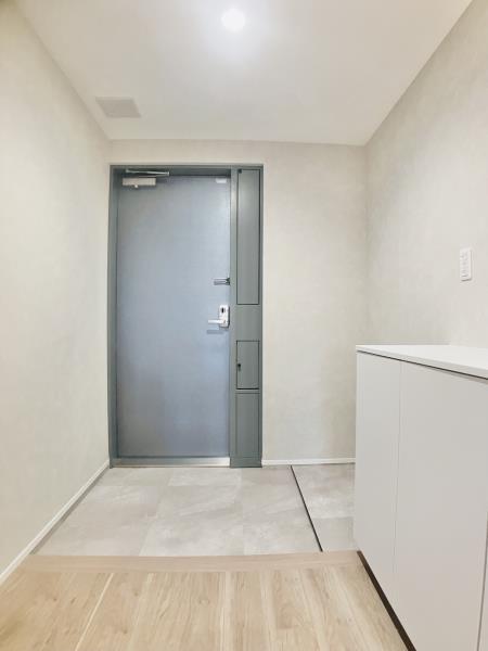 玄関扉だけうっすらグレーなのも可愛らしい。