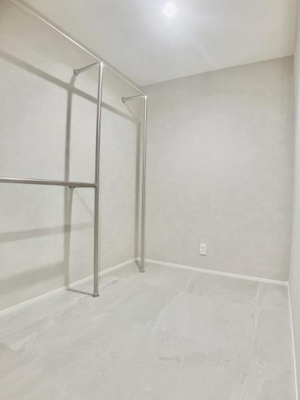 壁一面にハンガーポールがあります。