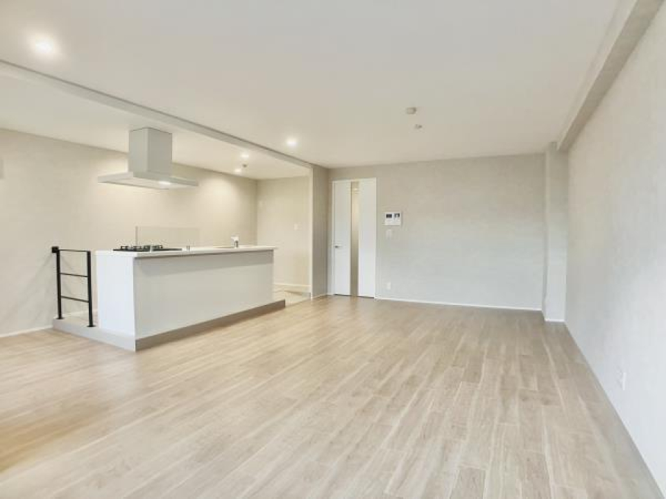 キッチン側にダイニングテーブルを置こうかな。