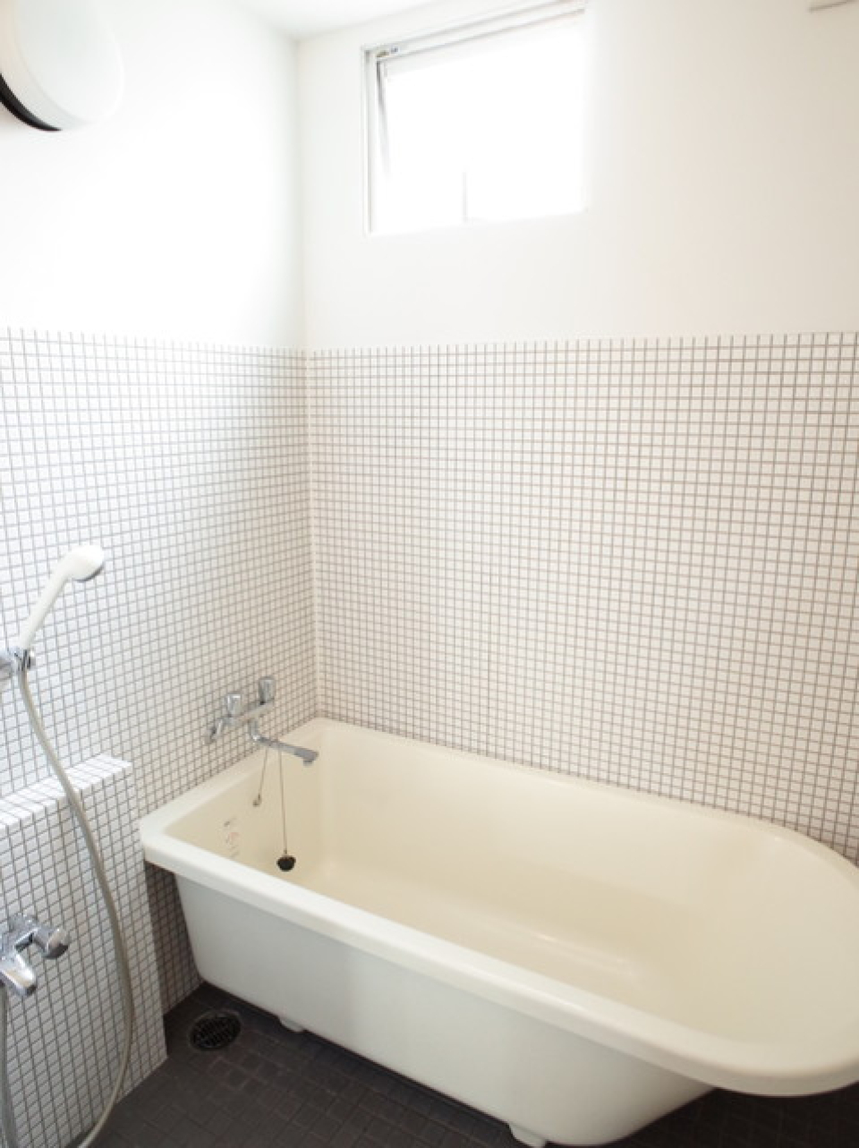 映画に出てくるみたいな足付きのバスタブ！