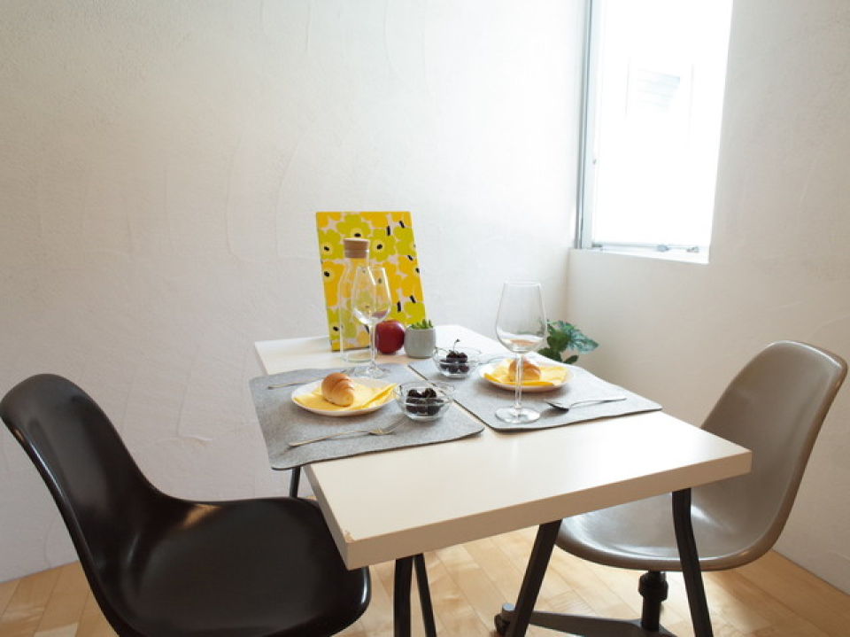 ソファの手前はテーブルかな。角の窓から光が入って気持ちよく食事できそう！