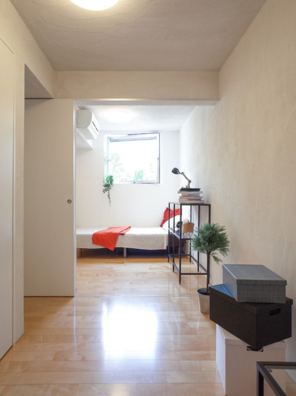 寝室までの空間は飾ってもよし、ラックを置いてコートをかけておいても便利そう。