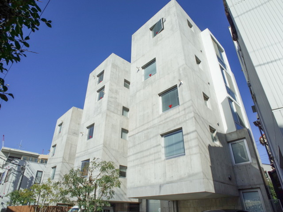 青空に映えるコンクリの塊！