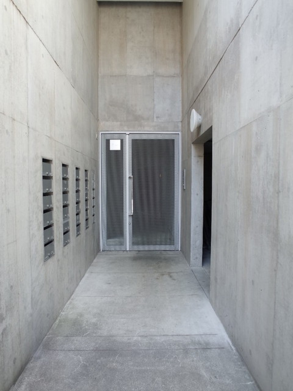 コンクリにキレイに埋まっているのはポストです。