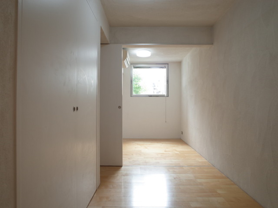 玄関側から見た寝室。扉で仕切ることもできます。