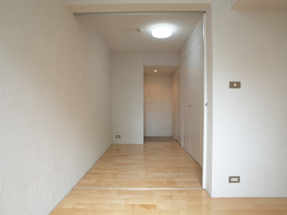 寝室からは玄関へつながっています。