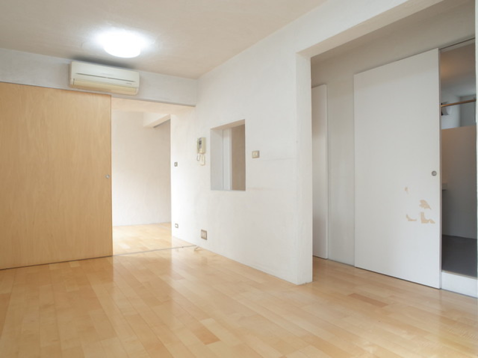 廊下から各部屋は回遊できる作りになっています。室内の小窓が可愛い！