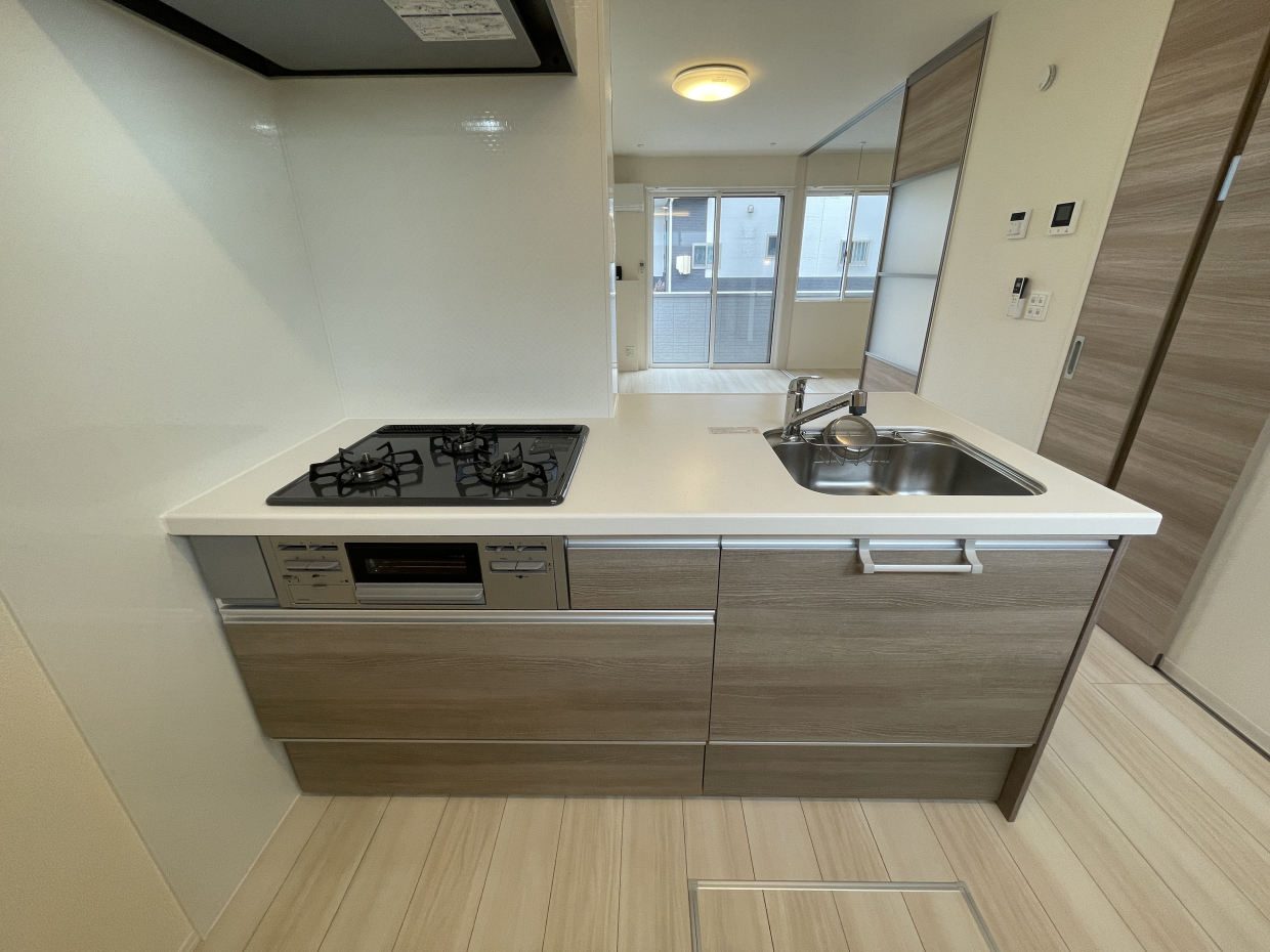 キッチンは幅185&times;奥行92&times;天板までの高さが92㎝でお料理しやすそう！