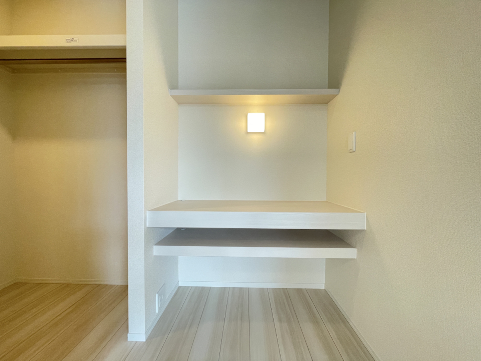 ワークスペースの机の高さは69cm。
YOGIBOを置いてリモートワークに、ぜひ。