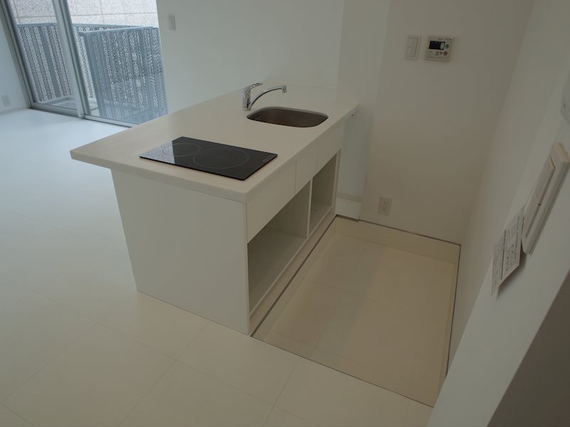 真っ白で美しいカウンターキッチンです。