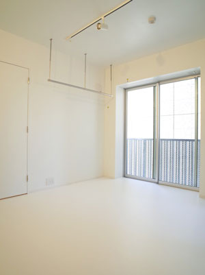 壁際にはハンガーパイプがあります。よく使うお洋服はここへ。