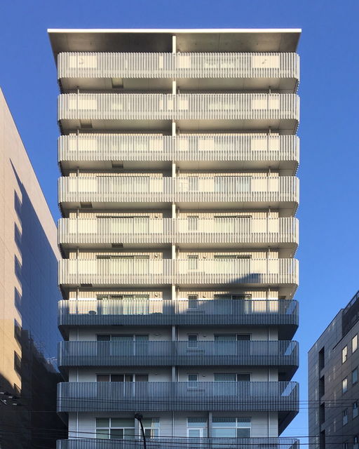 どっしりとそびえ立つマンションです。