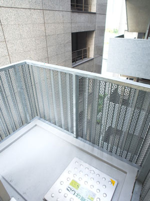 バルコニーはL字に伸びています。