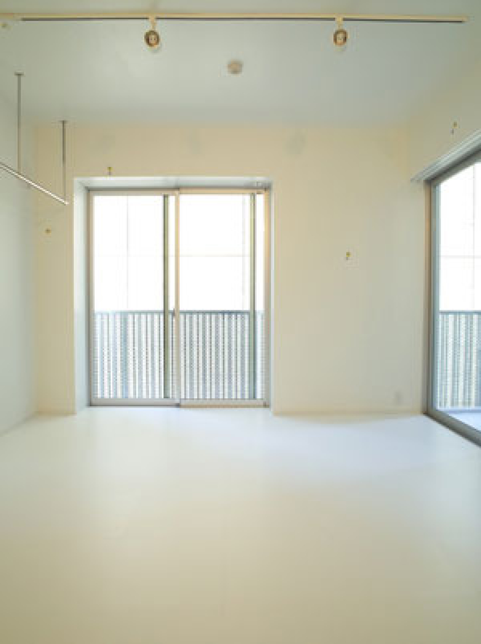 大きな窓が二面あり、明るい印象。