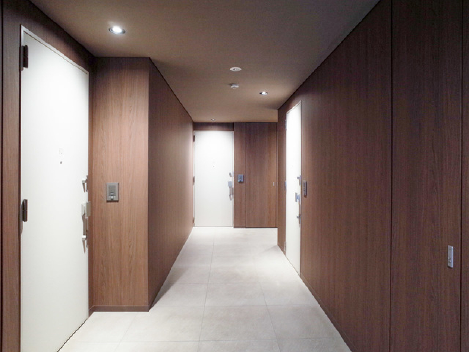 廊下は高級ホテルのような落ち着きです。