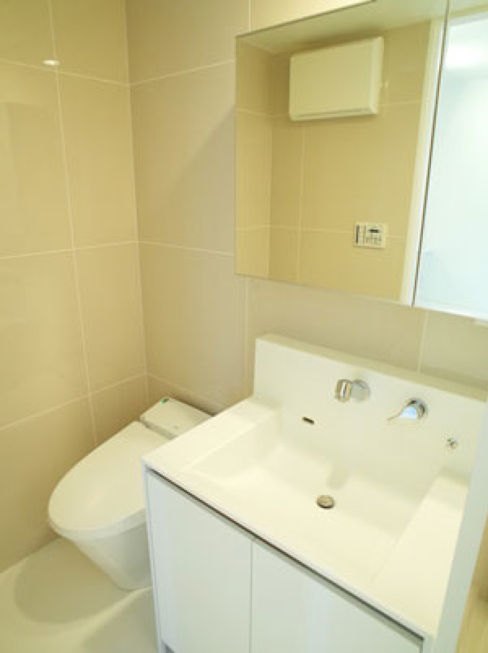 脱衣所とトイレは同室です。タイル調の壁が可愛い！